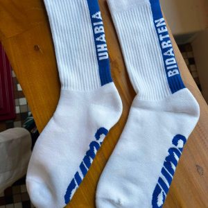 Paire de chaussettes blanches et bleues Bidarten Gaindi 2026 – Uhabia Ikastola