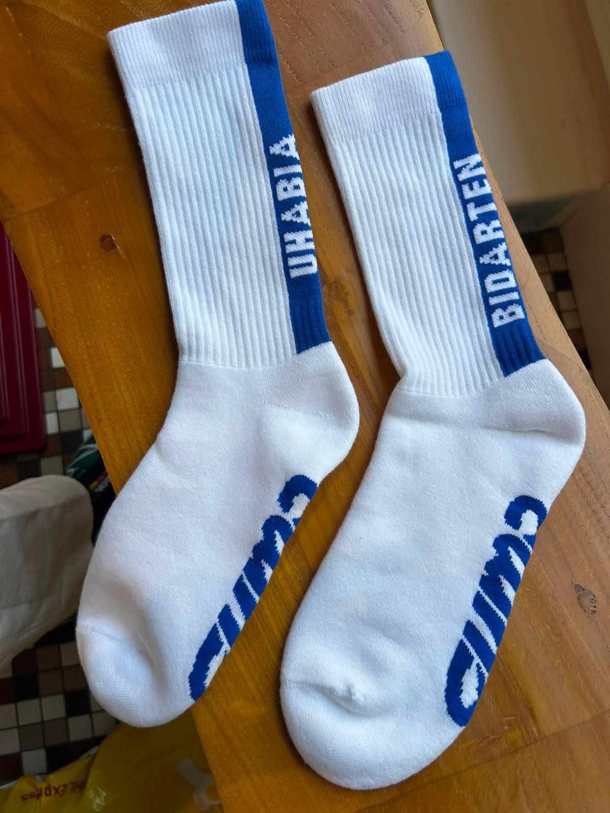 Paire de chaussettes blanches et bleues Bidarten Gaindi 2026 – Uhabia Ikastola